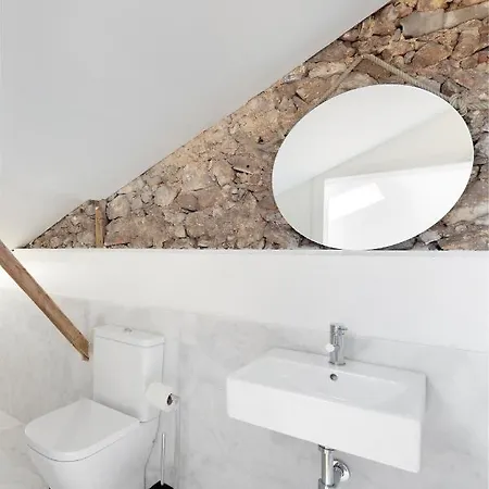 Lusiadas With Private Bathroom بيت ضيافة